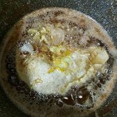 步骤图:石锅会有余温，关了火也可以再煎个鸡蛋或者炸馍片什么